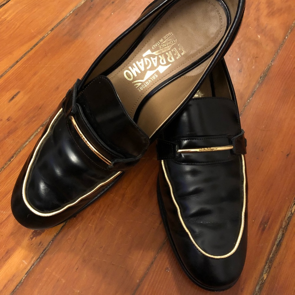 Ferragamo Black Leather loafers w/ Gold detail sz7